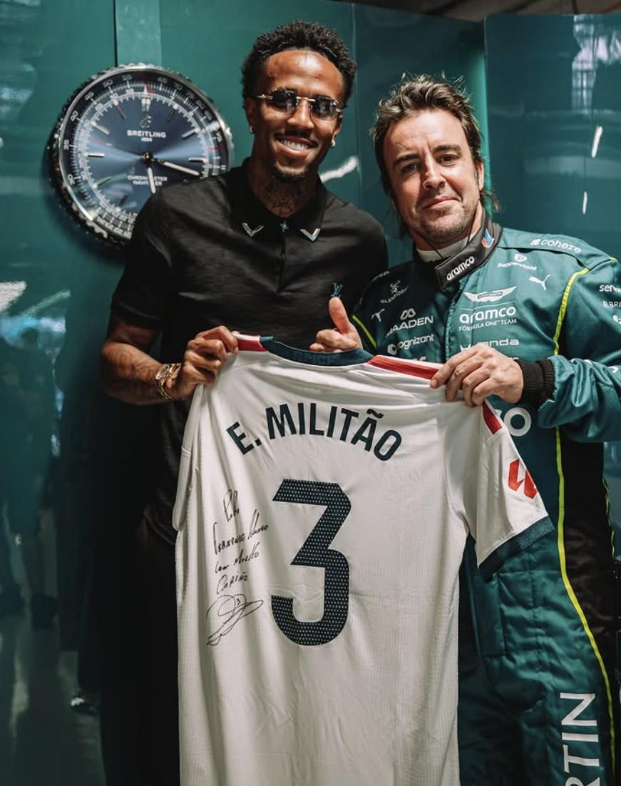 Góc Nhìn FB88: Militão thăm garage Aston Martin, nhận chữ ký Alonso và chụp ảnh lưu niệm